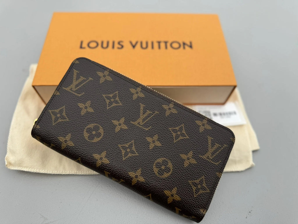 LOUIS VUITTON Monogram Canvas Zippy Wallet - Fuchsia