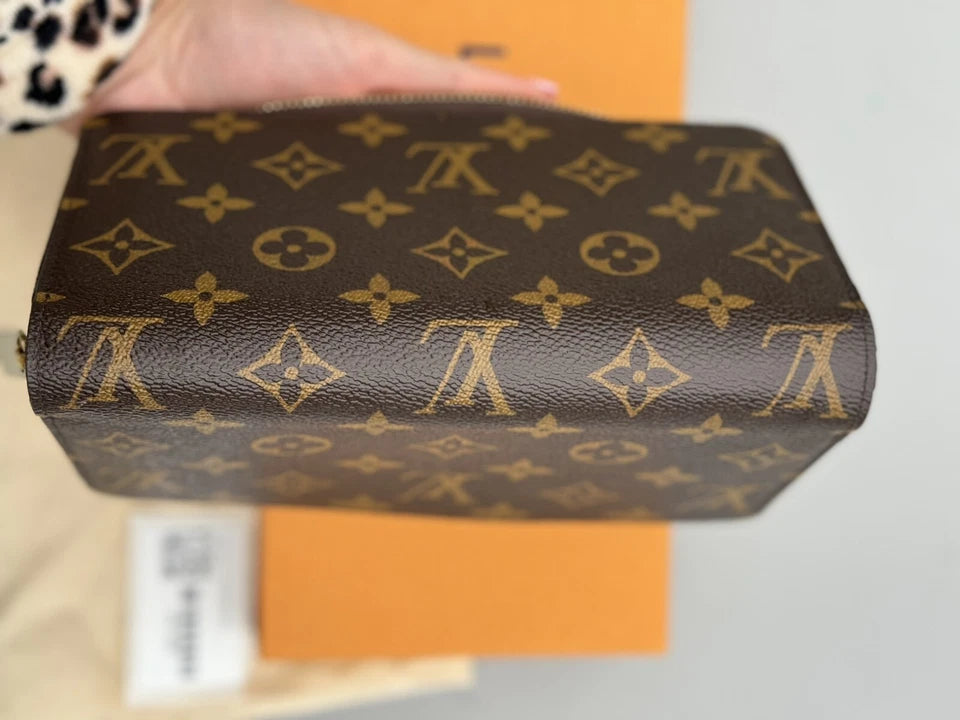 LOUIS VUITTON Monogram Canvas Zippy Wallet - Fuchsia